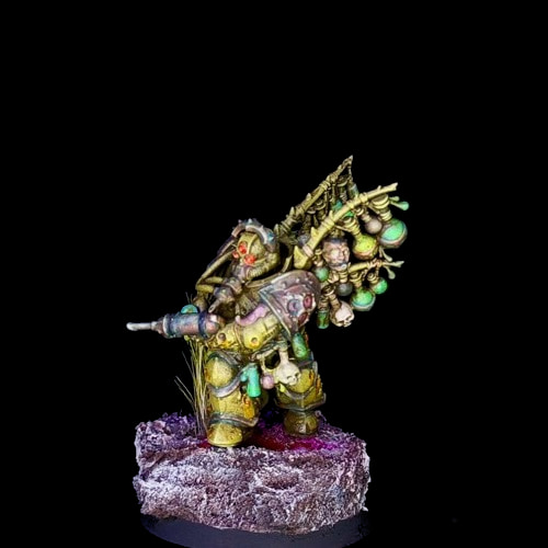 Side supporting view of the same painted miniature.